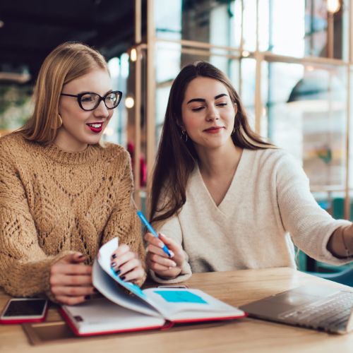 Tre professionisti analizzano il clima aziendale per migliorare il benessere organizzativo e la performance