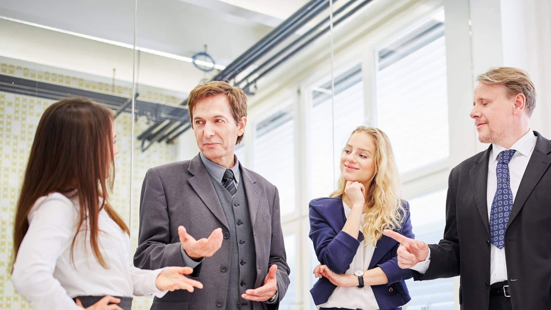 Manager che dialoga con il team in modo empatico: rappresentazione della leadership basata sull’intelligenza emotiva